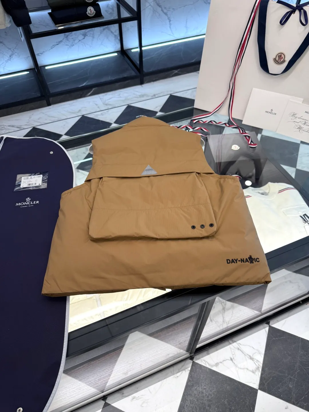 Moncler Grenoble Tongass Premium Series . . .